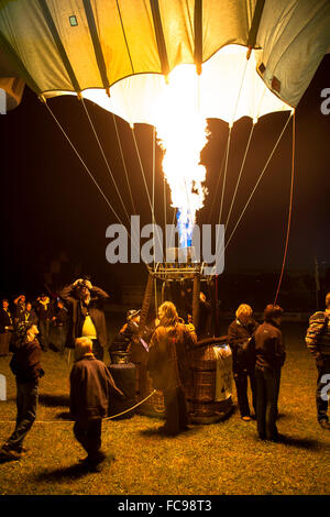 DEU, Deutschland, Sauerland Region, Warstein, Internationale Ballonfestival in Warstein, Ballons während der Nacht Leuchten [die balloo Stockfoto