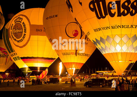 DEU, Deutschland, Sauerland Region, Warstein, Internationale Ballonfestival in Warstein, Ballons während der Nacht Leuchten [die balloo Stockfoto