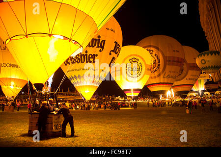 DEU, Deutschland, Sauerland Region, Warstein, Internationale Ballonfestival in Warstein, Ballons während der Nacht Leuchten [die balloo Stockfoto