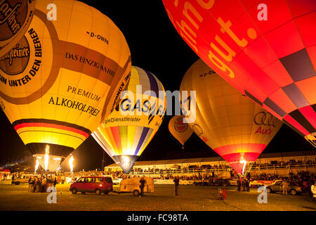 DEU, Deutschland, Sauerland Region, Warstein, Internationale Ballonfestival in Warstein, Ballons während der Nacht Leuchten [die balloo Stockfoto