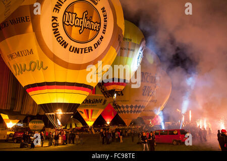 DEU, Deutschland, Sauerland Region, Warstein, Internationale Ballonfestival in Warstein, Ballons während der Nacht Leuchten [die balloo Stockfoto