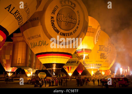 DEU, Deutschland, Sauerland Region, Warstein, Internationale Ballonfestival in Warstein, Ballons während der Nacht Leuchten [die balloo Stockfoto