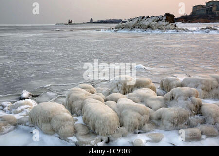 Qinhuangdao. 21. Januar 2016. Foto aufgenommen am 21. Januar 2016 zeigt Meereis in dem Seegebiet in Qinhuangdao, eine Hafenstadt im Nordchinas Provinz Hebei. Meereis entlang Bohai-Meer und gelben Meer konnte aufgrund einer starken Kaltfront weiter ausbauen. North China Sea Marine Prognose Mitte der ozeanischen Staatsverwaltung Warnung eine Meer Eisblau für Liaodong-Bucht am Donnerstag. Bildnachweis: Yang Shiyao/Xinhua/Alamy Live-Nachrichten Stockfoto