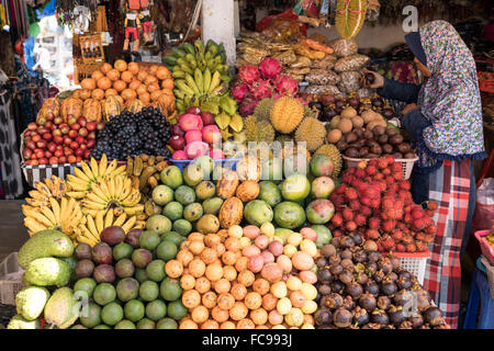 Vielfalt der Früchte auf dem Markt in Bedugul, Bali, Indonesien Stockfoto