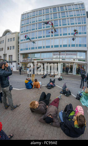 Publikum beobachten die Bandaloop vertikale Tanzgruppe während das Kunstfestival Reykjavik, Island. Stockfoto
