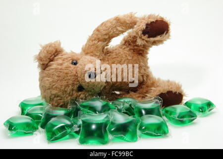 Ein Kind Spielzeug Teddybär sitzt durch biologische flüssige Wäsche Waschmittel Kapseln - UK, 2015 Stockfoto