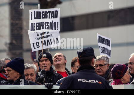 Madrid, Spanien. 19. Januar 2016. Menschen, die Freiheit der Presse unterstützt Fotojournalist Raul Capin während er in der Verbrecher gerichtet ist Gerichte © Marcos del Mazo/Pacific Press/Alamy Live News Stockfoto