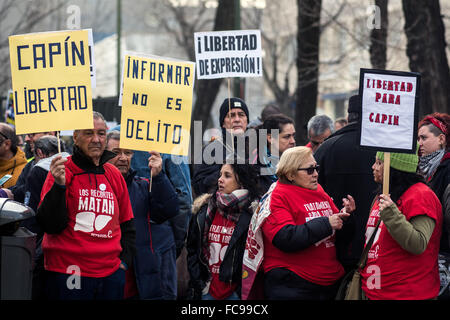 Madrid, Spanien. 19. Januar 2016. Menschen, die Freiheit der Presse unterstützt Fotojournalist Raul Capin während er in der Verbrecher gerichtet ist Gerichte © Marcos del Mazo/Pacific Press/Alamy Live News Stockfoto