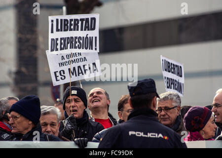 Madrid, Spanien. 19. Januar 2016. Menschen, die Freiheit der Presse unterstützt Fotojournalist Raul Capin während er in der Verbrecher gerichtet ist Gerichte © Marcos del Mazo/Pacific Press/Alamy Live News Stockfoto