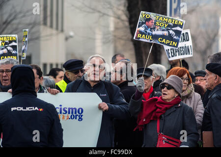 Madrid, Spanien. 19. Januar 2016. Menschen, die Freiheit der Presse unterstützt Fotojournalist Raul Capin während er in der Verbrecher gerichtet ist Gerichte © Marcos del Mazo/Pacific Press/Alamy Live News Stockfoto