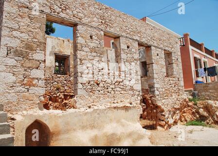 Einem verlassenen alten Steingebäude auf Emborio auf der griechischen Insel Chalki. Stockfoto