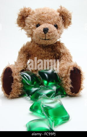 Ein Kind Spielzeug Teddybär sitzt durch biologische flüssige Wäsche Waschmittel Kapseln - UK, 2015 Stockfoto