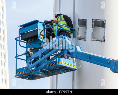 Arbeiter auf der Hebebühne Stockfoto