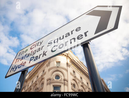 Straßenschild in Central London zeigen Richtungen zu Trafalgar Square und Hyde Park Stockfoto