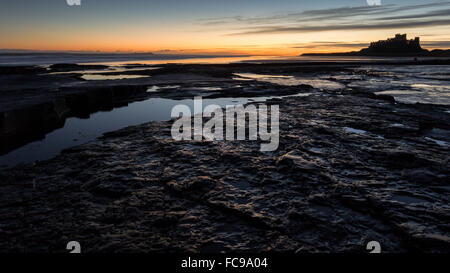 Bamburgh Castle bei Sonnenaufgang Stockfoto