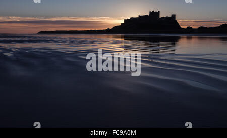 Bamburgh Castle bei Sonnenaufgang Stockfoto