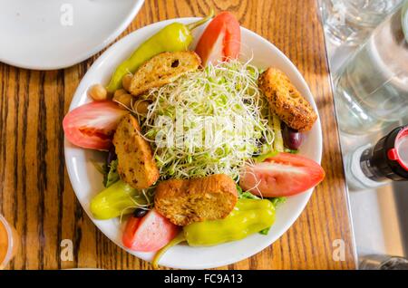Ein Sojabohnenkeimen Salat mit Luzerne Sojasprossen, Tomaten, Croutons, Paprika, Kichererbsen, Mayonaise und grünes Gemüse schoss aus der Stockfoto