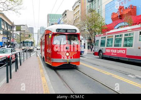 Marktstraße im Zentrum und im Süden in San Francisco City, Kalifornien, Vereinigte Staaten von Amerika. Ein Blick auf die MUNI Bus führt Stockfoto