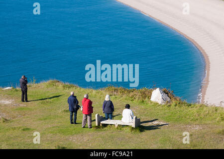 Besucher, die im Oktober über die Bank und die Fleet Lagoon in Portland, Weymouth, Dorset, Großbritannien, blicken Stockfoto