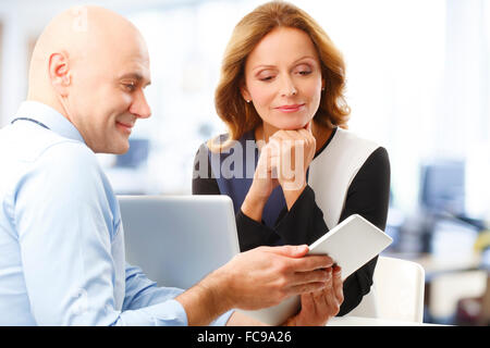 Senior Businessman holding digital-Tablette und diskutieren Probleme mit Reifen Geschäftsfrau. Stockfoto