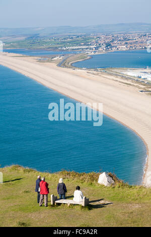 Besucher, die im Oktober über die Bank und die Fleet Lagoon in Portland, Weymouth, Dorset, Großbritannien, blicken Stockfoto