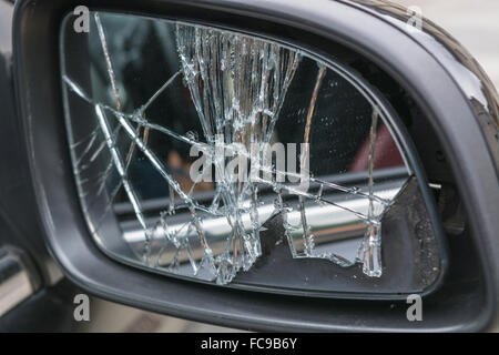 Kaputtes Auto Außenspiegel Stockfoto