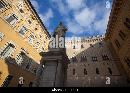 Palazzo Salimbeni & Sallustio Bandini-Statue. Piazza Salimbeni, Siena. Toskana, Italien. Stockfoto