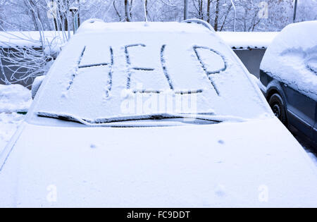 Word-Hilfe auf schneebedeckten Auto Stockfoto