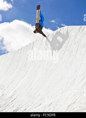Halfpipe für Snowboarder fahren Stockfoto