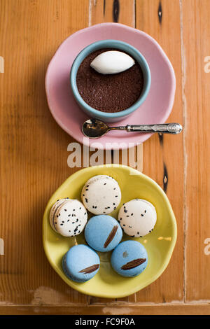 Desserts mit Makronen und Schokolade Pot de Crème in einem Restaurant in Vancouver, BC, Kanada. Stockfoto