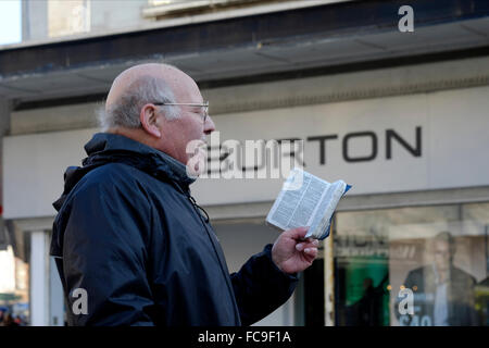 Mann aus der Bibel im Zentrum einer Stadt in England uk Predigt Stockfoto