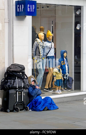 London, England, Vereinigtes Königreich. Obdachlosen Mann der Straße am Piccadilly Circus von Gap-shop Stockfoto