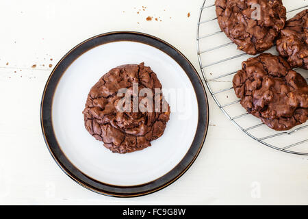 Hausgemacht triple Schokoladenkekse. Stockfoto