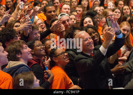 Joe Biden nimmt ein Selbstporträt mit Studenten nach dem Gespräch an der Syracuse University. Stockfoto