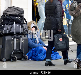 London, England, Vereinigtes Königreich. Obdachlosen Mann der Straße am Piccadilly Circus von Gap-shop Stockfoto