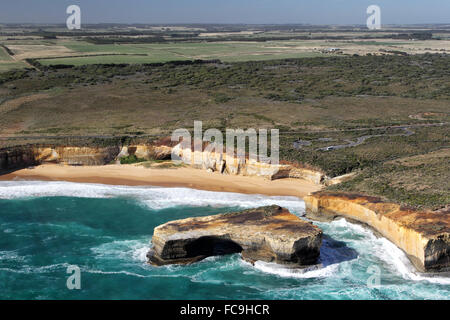 Luftaufnahme der London Bridge in der Nähe der zwölf Apostel an der Great Ocean Road im Port Campbell National Park, Victoria, Aust Stockfoto