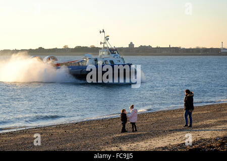 Hovertravel Hovercraft nahenden Southsea bei Dämmerung England uk Stockfoto