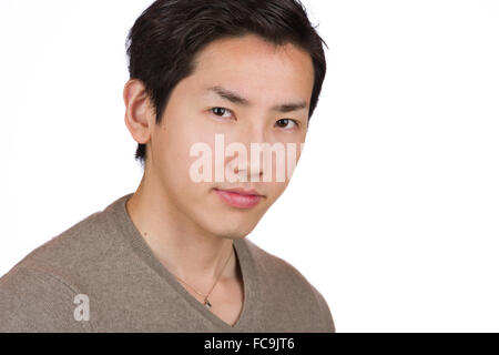 Ein Kopfschuss von einem schönen jungen japanischen Mann. Stockfoto