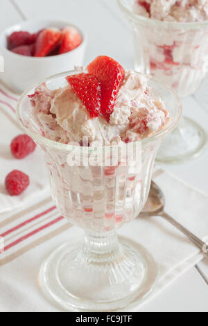 Eton mess Ein traditioneller englischer Sommer Dessert mit Erdbeeren Himbeeren Baiser und Sahne Stockfoto