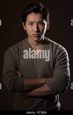 Ein Kopfschuss von einem schönen jungen japanischen Mann. Stockfoto