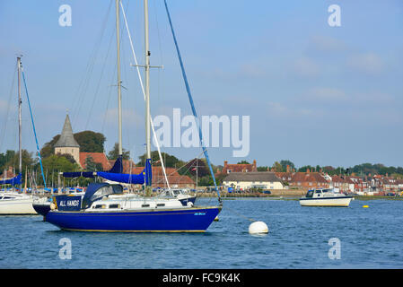 Ansicht aus dem Wasser bei Flut von dem Dorf Bosham befindet sich im Hafen von Chichester, West Sussex, England (UK) Stockfoto