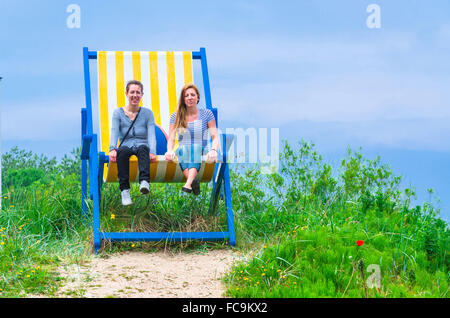Großer Liegestuhl mit 2 Frauen Stockfoto