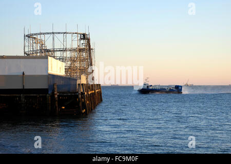 Hovertravelhovercraft sich nähernden Southsea bei Dämmerung England uk Stockfoto