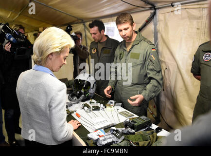 Incirlik, Türkei. 21. Januar 2016. Deutsche Verteidigungsministerin Ursula von der Leyen befasst sich mit der Ausrüstung der deutschen Tornado Jet Piloten während eines Besuchs der deutschen Streitkräfte Bundeswehr auf dem Luftwaffenstützpunkt in Incirlik in der Türkei am 21. Januar 2016. Foto: TOBIAS SCHWARZ/Dpa/Alamy Live News Stockfoto