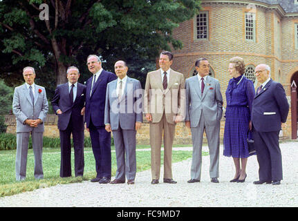 "Klasse Foto" der g-7-Führer aus dem Wirtschaftsgipfel vor dem kolonialen Kapitol in Williamsburg, Virginia am 29. Mai 1983. Von links nach rechts: Premierminister Pierre Trudeau aus Kanada, Präsident Gaston Thorn der Europäischen Kommission, Bundeskanzler Helmut Kohl der Bundesrepublik Deutschland, Staatspräsident Francois Mitterrand Frankreichs, Präsident Reagan, Premierminister Yasuhiro Nakasone Japan, Premierministerin Margaret Thatcher des Vereinigten Königreichs und Ministerpräsident Amintore Fanfani Italiens. Bildnachweis: Arnie Sachs / CNP - kein Draht-Dienst - Stockfoto