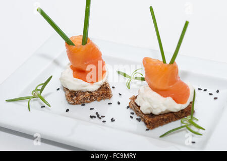 Canapes mit Räucherlachs mit Frischkäse Stockfoto