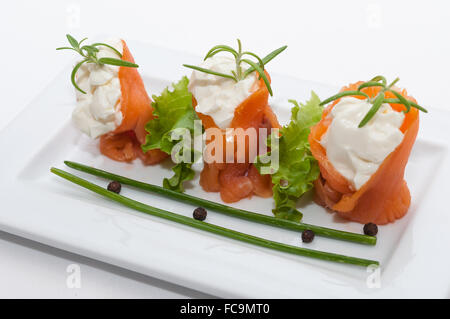 Canapes mit Räucherlachs mit Frischkäse Stockfoto