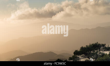 Dramatische und idyllischen Sonnenuntergang mit orange Farben und Wolken von Troodos-Gebirge auf Zypern Stockfoto