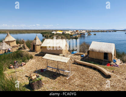 Reed-Hütten auf schwimmenden Inseln der Uros, Titicacasee, Peru Stockfoto