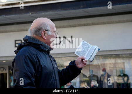Mann aus der Bibel im Zentrum einer Stadt in England uk Predigt Stockfoto